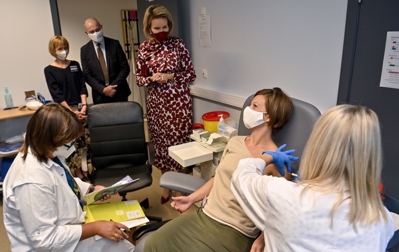 Comitetul de Bioetică din Belgia propune o dezbatere națională privind obligativitatea vaccinării anti-COVID