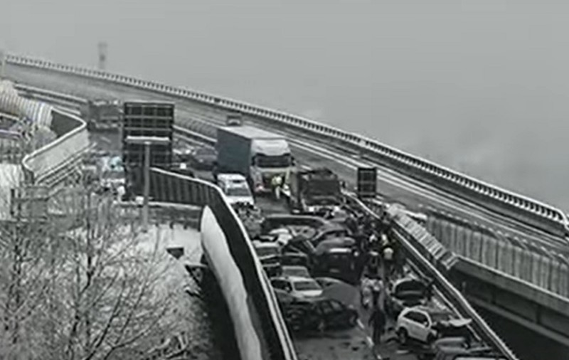 VIDEO | Doi morți și zeci de răniți în Italia, după ce 25 de mașini s-au ciocnit pe o autostradă