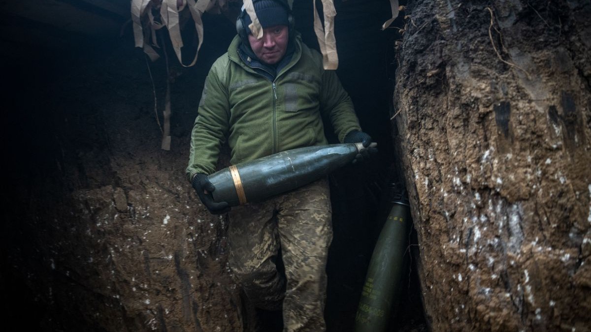 OBLASTA DONETSK, UCRAINA - 21 IANUARIE: Soldații ucraineni ai brigadei 110 operează un obuzier autopropulsat American Paladin de 155 mm în direcția Velyka Novosilka, în timp ce războiul dintre Rusia și Ucraina continuă în regiunea Donețk, Ucraina