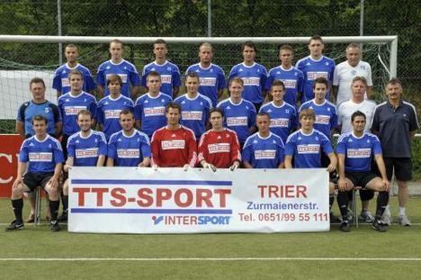 hinten v.l. :Ê Michael Fleck - Lukas Mller - Andreas Weber - Kevin Schmitt - Christian Mai - Johannes Diederich - Sebastian Willems - Ferdinand Struwe ( Betreuer ) MitteÊÊ v.l. : Toni Weiszenbacher ( Trainer II. ) - Philipp Schuh - Florian Lorenz - Matthias Klasen - Rolland Weiszenbacher - Torsten Schlag - Mario Kn - Domenik Kohl - Klaus Schanen ( TW-Trainer ) - W. Hoor vorneÊÊ v.l. : Andre Weinberg - Jens Mller - Michael Diederich - Heiko Witt - Daniel Meier - Norman Mazur - Maik Emmerich - Stefan Wagner Foto: Willy Speicher