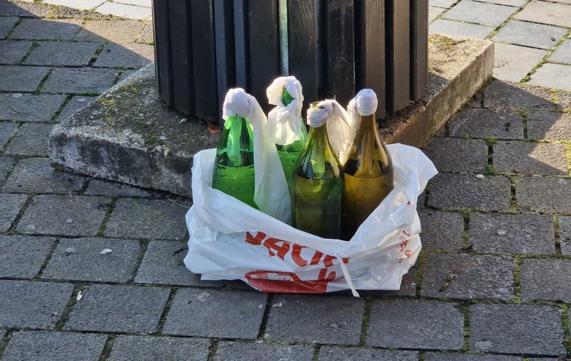 Sticle ce par a fi cocktailuri Molotov, descoperite într-o sacoșă lângă Catedrala Încoronării din Alba Iulia