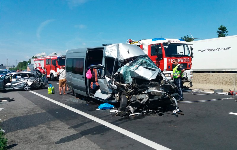 UPDATE / Opt români, răniți într-un accident în Austria. Precizările MAE