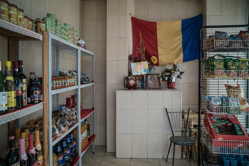Rafturi cu produse românești la Carnicería Caraiman deschisă în Burriana, în provincia Castellón, de familia Rezban, care a venit în Spania în urmă cu 15 ani din Ineu, județul Arad