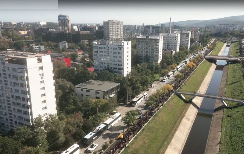 Imagini cu mii de pelerini care stau la coadă la moaștele Sfintei Parascheva, filmate cu drona