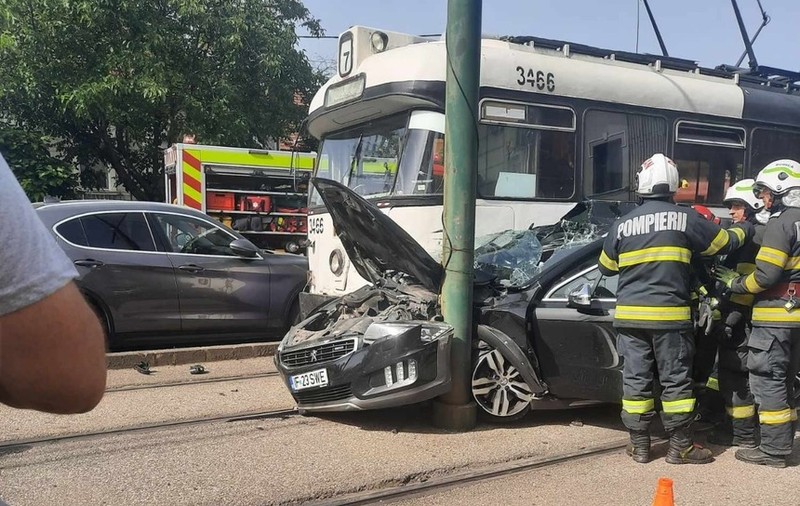 O mașină a fost lovită de un tramvai, în Timișoara. Șoferul, transportat la spital