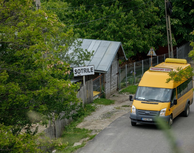 Reportaj în comuna Șotrile, în care fostul primar condamnat pentru pornografie infantilă candidează din nou. „Fata a fost de vină” vs „În ce lume trăim?”