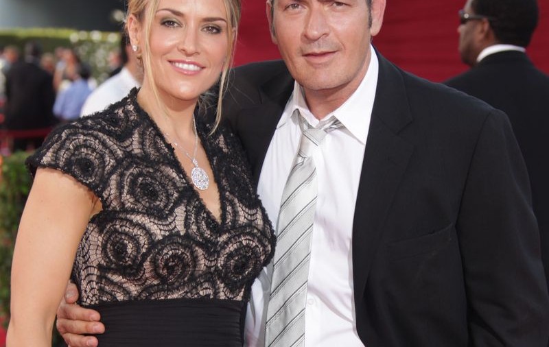 Brooke Mueller  a obţinut un ordin de restricţie împotriva lui Charlie Sheen