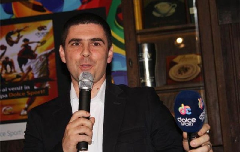 Comentatorul de la Voluntari - Pandurii, ”ucis” de cele 50 de grade Celsius din cabina de transmisie: ”Organizatorii nu oferă condiții minime”. Vlad Enăchescu a comentat din studioul central