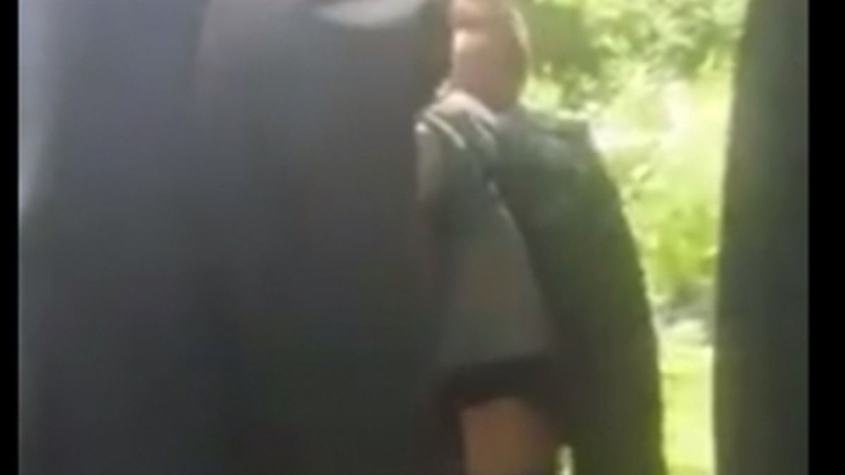 Copil înjurat şi bătut de tatăl unui coleg