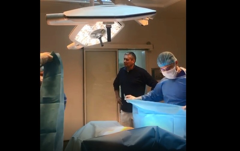 VIDEO | Scandal între medici cu pacientul pe masa de operație. "Dă, bă, telefon la poliție! Spune că un intrus a intrat în civil în sala de operație"