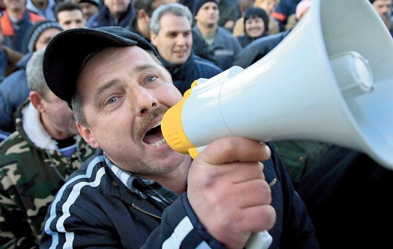 Mii de oameni, puşi pe liber
