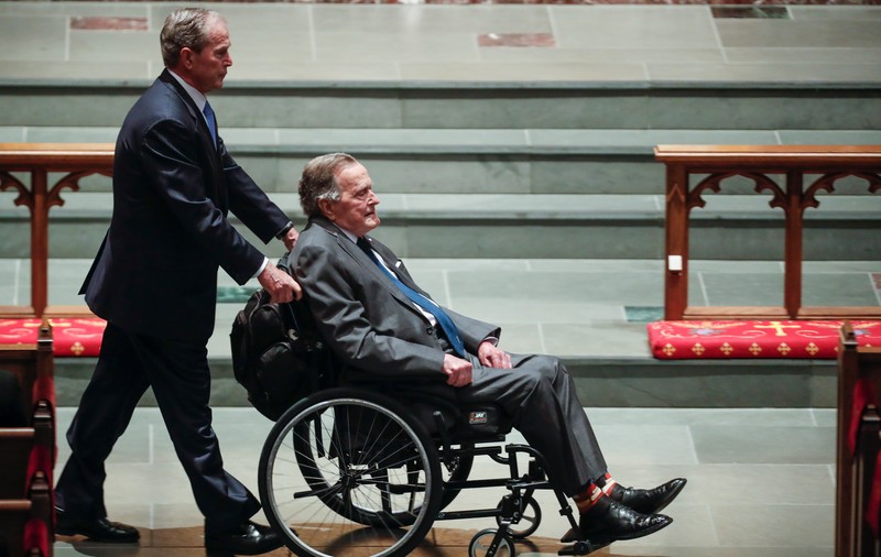 George H. W. Bush rămâne internat în spital pentru a se recupera