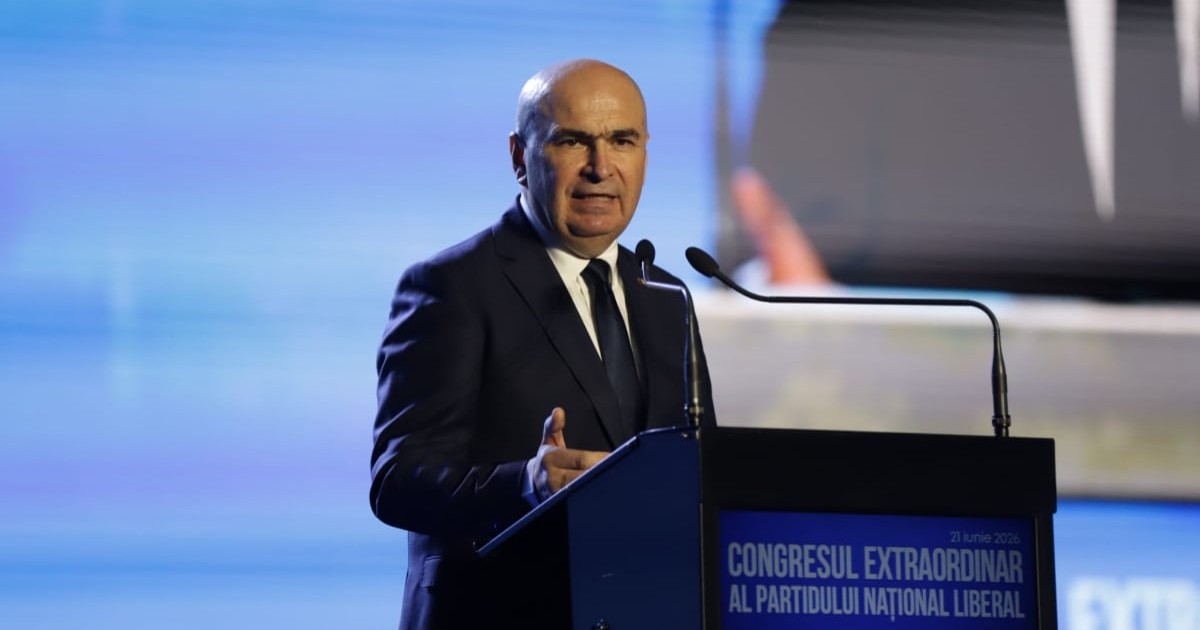 Ilie Bolojan în costum negru, în timp ce vorbește la microfon, la Congresul Extraordinar al PNL.