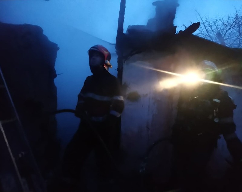 FOTO | Doi vasluieni, mamă și fiu, au murit carbonizați într-un incendiu