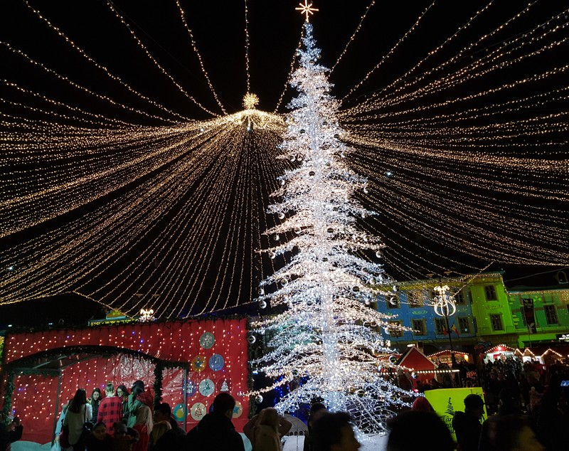 VIDEO&FOTO/ Mii de vizitatori la Târgul de Crăciun din Sibiu, la sfârșitul săptămânii trecute. O bucată din Viena, la prețuri de România