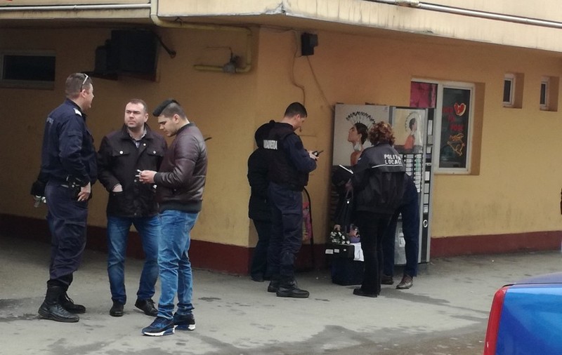Sancționată pentru că vindea ghiocei pe stradă în Constanța. Șase buchețele, confiscate de polițiști