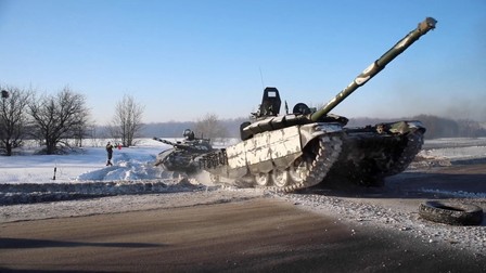 O imagine din filmarea difuzată marți, 15 februarie 2022 de Moscova, care arată cum tancurile din unitățile militare rusești se întorc la bazele lor permanente din locații nedezvăluite din apropierea Ucrainei. Ministerul rus al Apărării a spus că unele unități din districtele militare din sud și vest și-au încheiat exercițiile și au început să se întoarcă la bază. Foto: Profimedia
