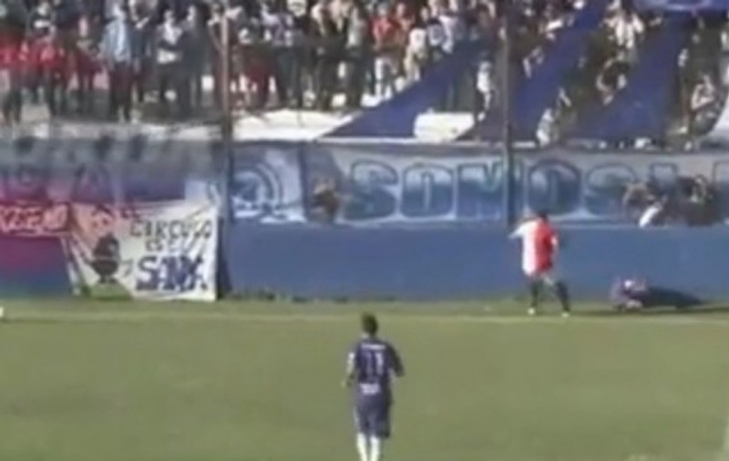DRAMĂ. A murit fotbalistul care a suferit o fractură de craniu pe stadion! / VIDEO