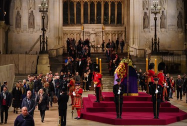 Sicriul reginei a fost expus de miercuri și până luni la Westminster Hall pentru public. Ușile s-au închis luni dimineaţă, cu câteva ore înainte de începerea funeraliilor