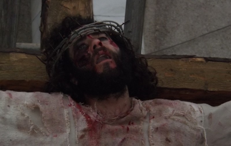 FOTO ŞOCANT | Reconstituirea foarte realistică a scenei răstignirii lui Iisus I-A LĂSAT FĂRĂ CUVINTE pe gălăţeni