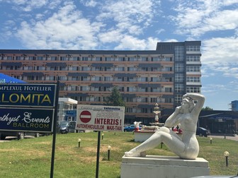 Statuia din fața Hotelului Ialomița