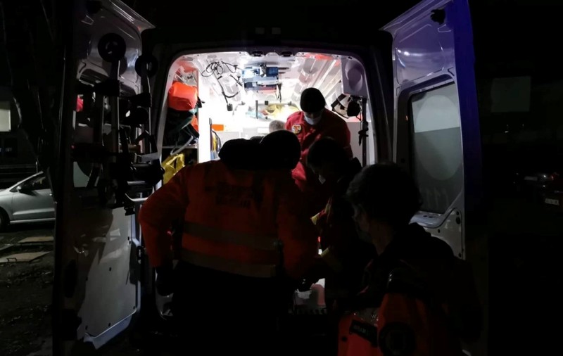 Un bărbat din Vaslui a fost împușcat de polițiști după ce și-a atacat părinții cu un topor și a amenințat medicii de pe ambulanță