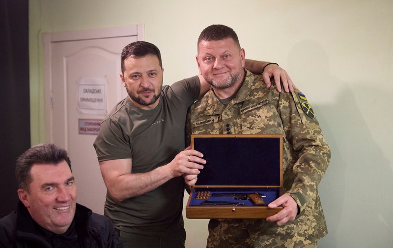 Încrederea ucrainenilor în președintele Volodimir Zelenski s-a redus drastic, arată un sondaj. Armata și generalul Zalujnîi conduc topul