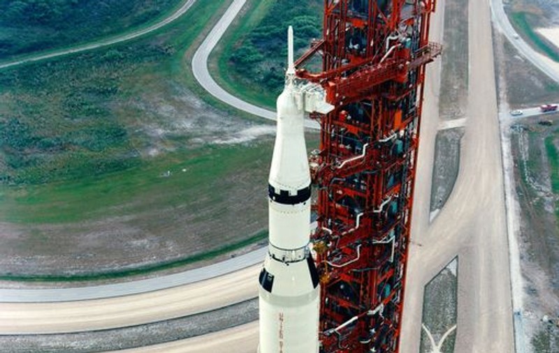 Un miliardar american vrea să recupereze motoarele rachetei din misiunea Apollo 11