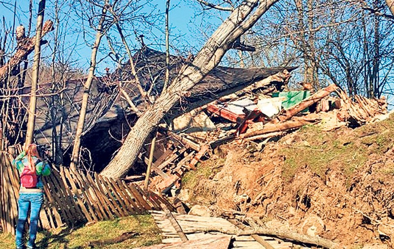 Prăpăd! Terenurile au început să «fugă», meteorologii anunţă două zile cu ploi şi vânt