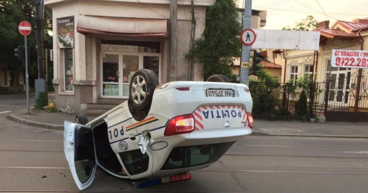O mașină de poliție s-a răsturnat în centrul orașului Ploiești