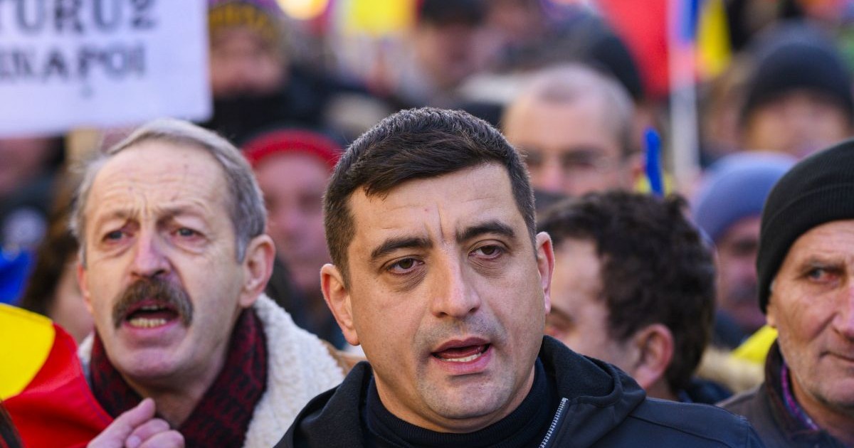 George Simion participă la un protest contra anulării alegerilor prezidențiale. Este înconjurat de mai mulți oameni