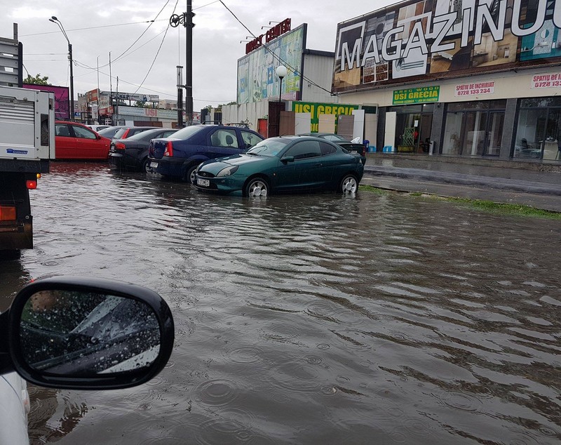 FOTO&VIDEO/ Inundații în București după ploile torențiale de luni. Pompierii au acționat în 64 de cazuri