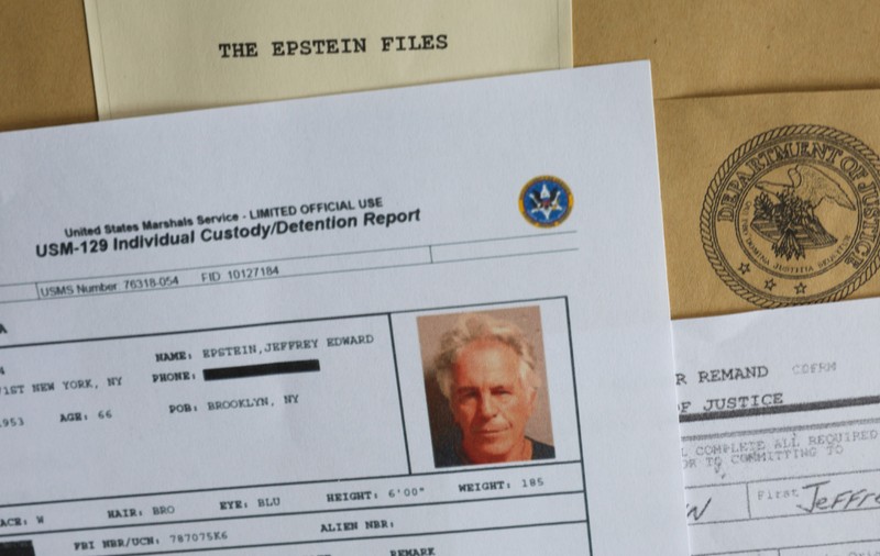 Cine sunt cei doi administratori misterioși care dețin cheile imperiului lui Epstein, gestionează sute de milioane de dolari și dovezile găsite în raidul FBI