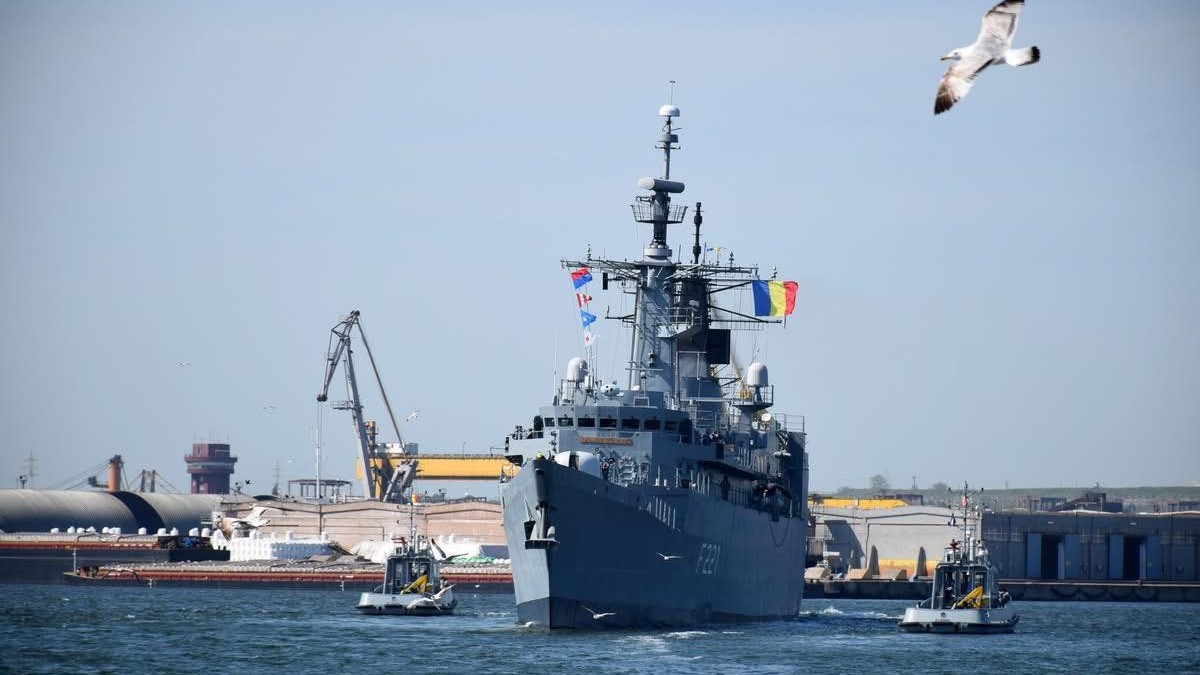 Fregata Regele Ferdinand în portul militar din Constanța