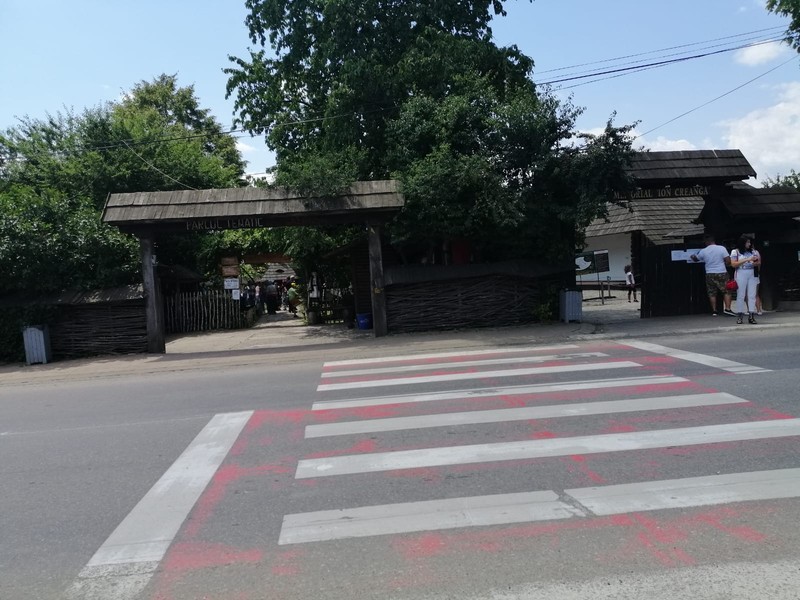 Lucrările de scurgere a apei s-au oprit chiar la intersecție, înainte de casa-monument istoric