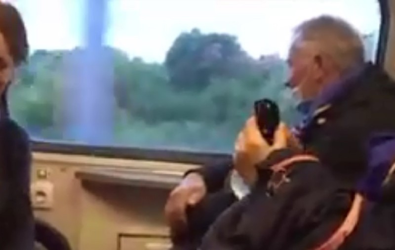 VIDEO | Imagini uluitoare dintr-un tren care circula pe ruta Brașov - București. Pasageri înghesuiți și fără măști