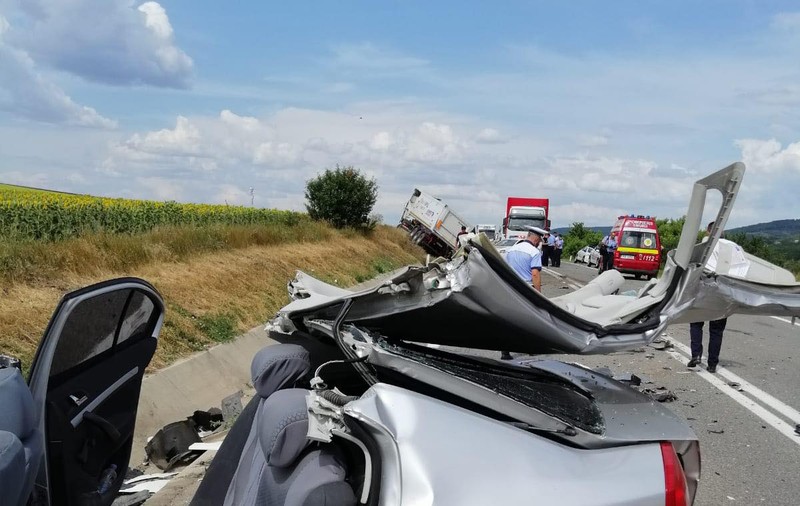 Accident grav în Vaslui. O femeie a murit după ce a intrat cu mașina într-un TIR, acul vitezometrului s-a oprit la 140 km/h