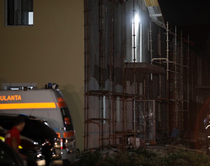 11 vârstnici, scoși dintr-un azil din București și duși într-o clădire în construcție din Ilfov, ca să nu fie găsiți la control. FOTO