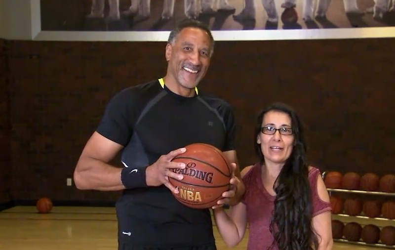 VIDEO| La 61 de ani visează să joace în NBA. Iar la cum arată are șanse