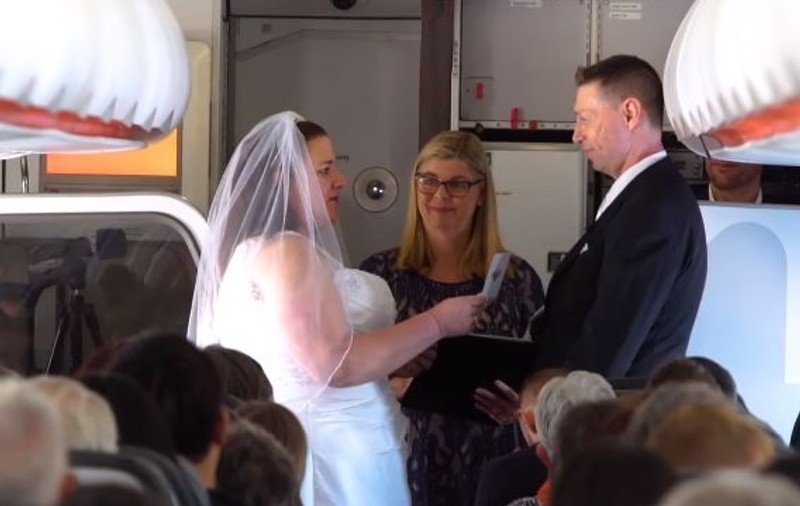 Un cuplu a spus "DA" la peste 10.000 metri altitudine. Motivul pentru care cei doi și-au dorit să se căsătorească într-un avion