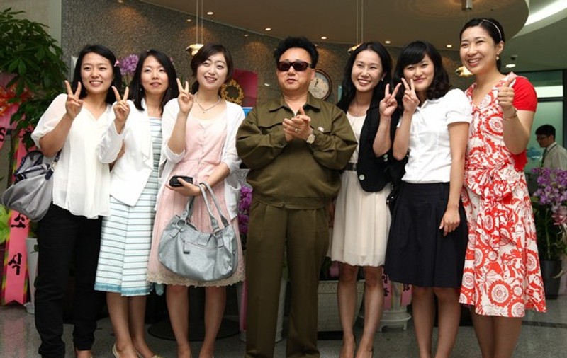 Incredibila poveste a sosiei lui Kim Jong-Il: "Mă simt gol, ca şi cum o parte din mine a murit" | FOTO