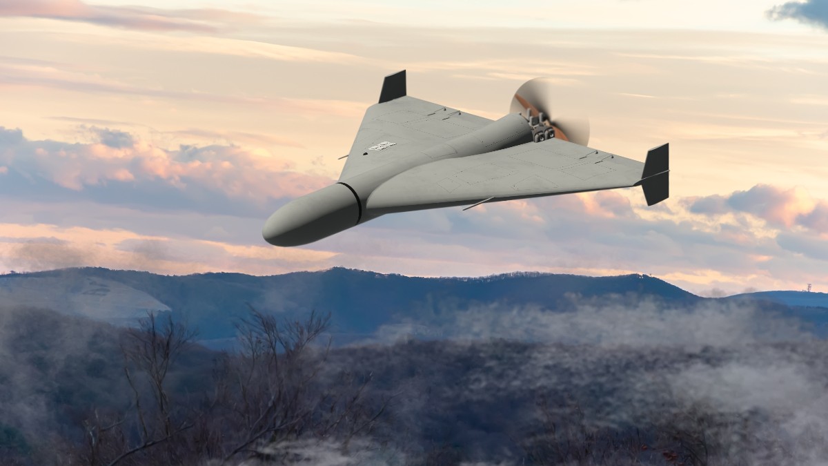 Această imagine prezintă o dronă militară de tip kamikaze (similară modelelor Shahed-136), de culoare gri, în zbor la altitudine joasă. Drona survolează un peisaj montan acoperit de ceață și vegetație rară, sub un cer cu nuanțe de apus.