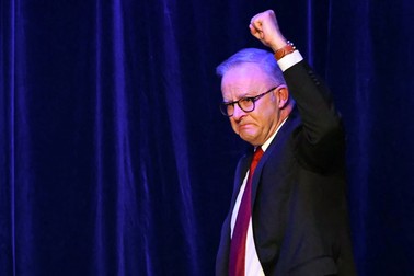 Australia's Prime Minister Anthony Albanese arrives onstage after winning the general election at the Labor Party election night event in Sydney on May 3, 2025. Left-leaning Prime Minister Anthony Albanese triumphed on May 3 in Australia's general election, according to media projections, prevailing in a vote shaped by inflation woes and Trump tariffs.,Image: 994777700, License: Rights-managed, Restrictions: , Model Release: no