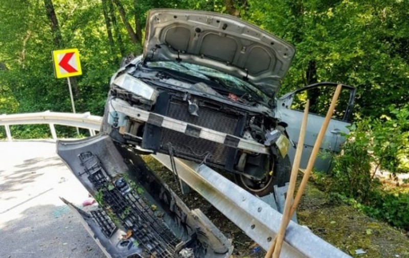 O femeie gravidă și-a pierdut o mână după ce a făcut un accident rutier