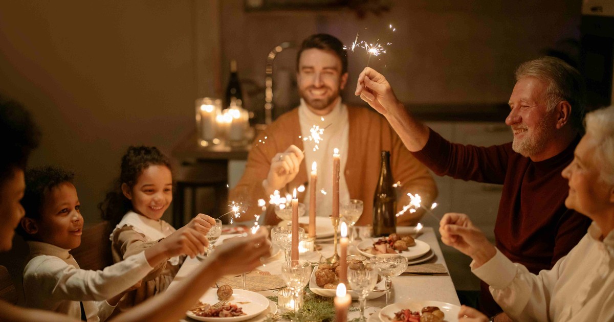 Familie la masa festiva