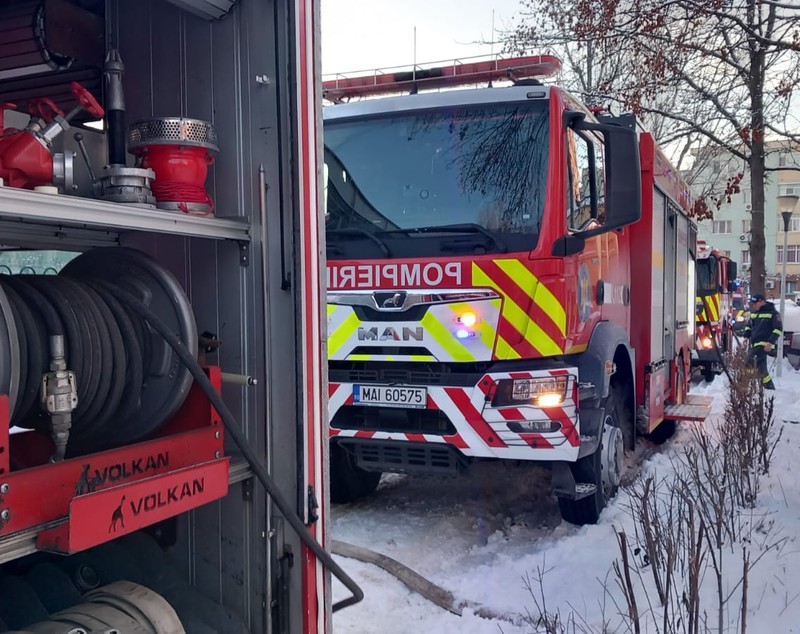 O femeie s-a aruncat de la etaj cu copilul de 5 luni în brațe, după ce apartamentul lor din Iași a luat foc