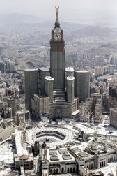 Abraj Al-Bait este un complex megatal de șapte hoteluri zgârie-nori, care aparține guvernului din Mecca | FOTO: EPA