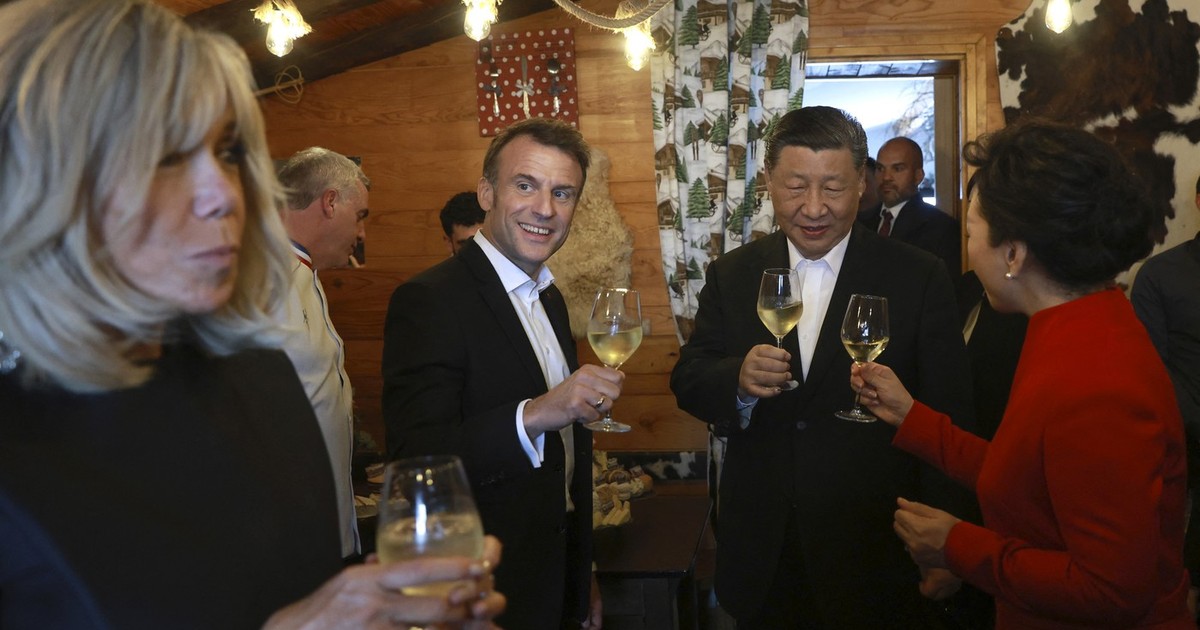 Emmanuel Macron și Xi Jinping, alături de soții, într-un restaurant din Munții Pirinei Foto: Profimedia