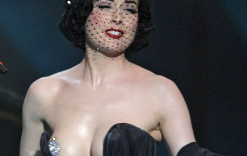 Dita Von Teese vrea să fie căţeaua lui Elizabeth Taylor