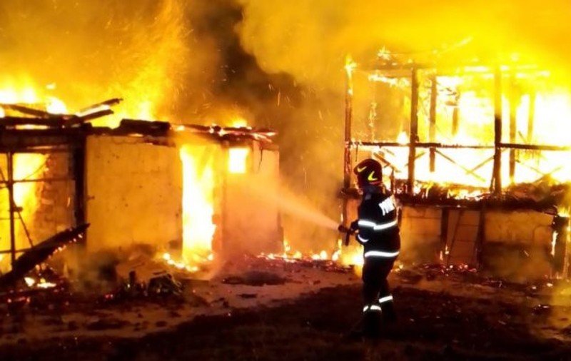 Incendiu puternic în Vâlcea. Ard o casă, anexe, utilaje agricole şi o moară din Copăceni. Trei persoane, asistate medical